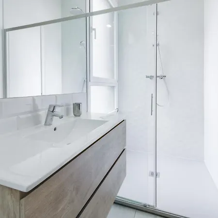 Stylish 2 Bed 2 Bath Flat Close To Arc De Triomf