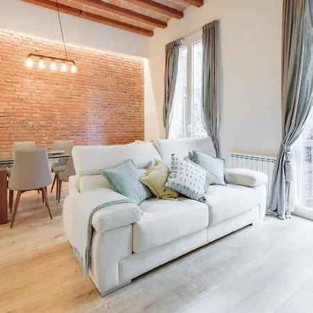 Stylish 2 Bed 2 Bath Flat Close To Arc De Triomf *