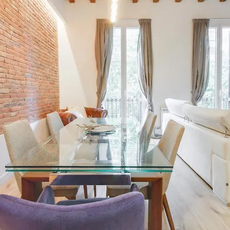 Stylish 2 Bed 2 Bath Flat Close To Arc De Triomf
